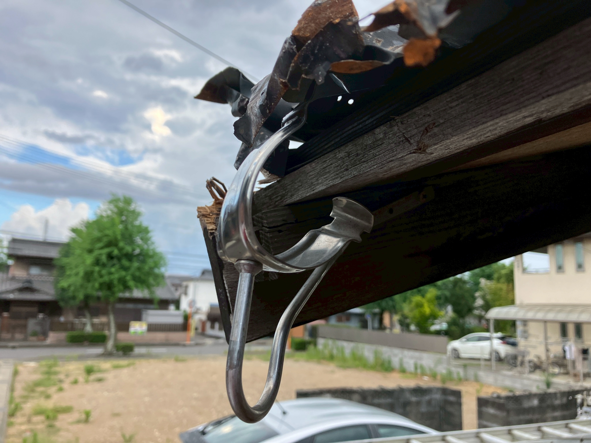 破損した雨樋の金具